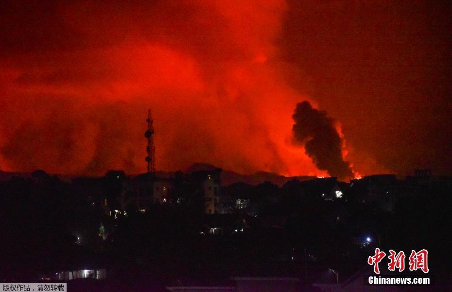 尼拉貢戈火山噴發(fā) 煙霧“染紅”天空