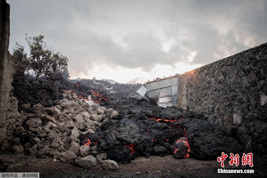 剛果（金）火山噴發(fā)熔巖流進(jìn)居民區(qū) 數(shù)萬(wàn)人逃離