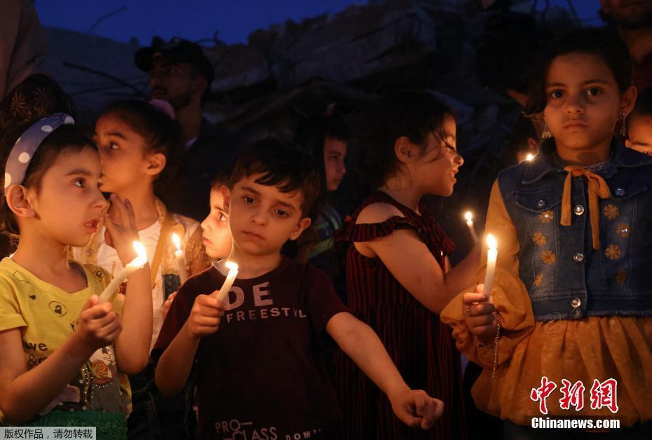 滿目瘡痍！加沙兒童廢墟上舉燭光集會