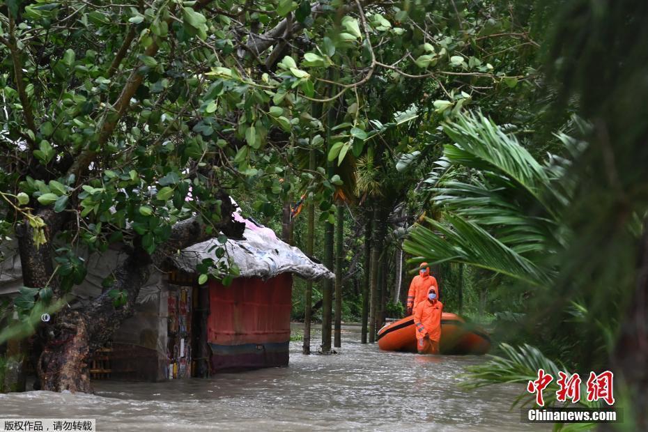 氣旋“亞斯”登陸印度 道路被淹數(shù)十萬(wàn)人被轉(zhuǎn)移