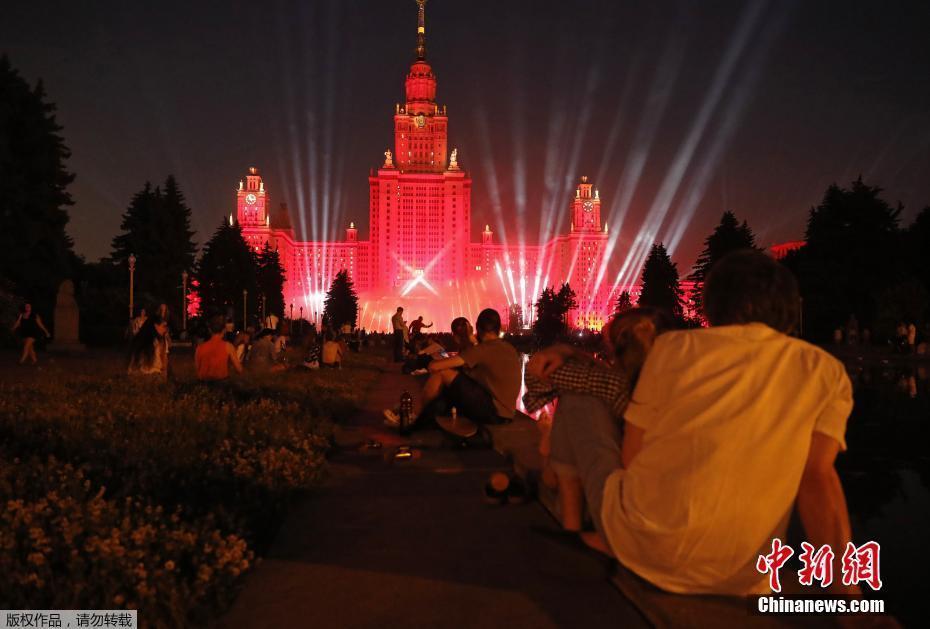 俄罗斯莫斯科举行灯光秀 纪念卫国战争爆发80周年