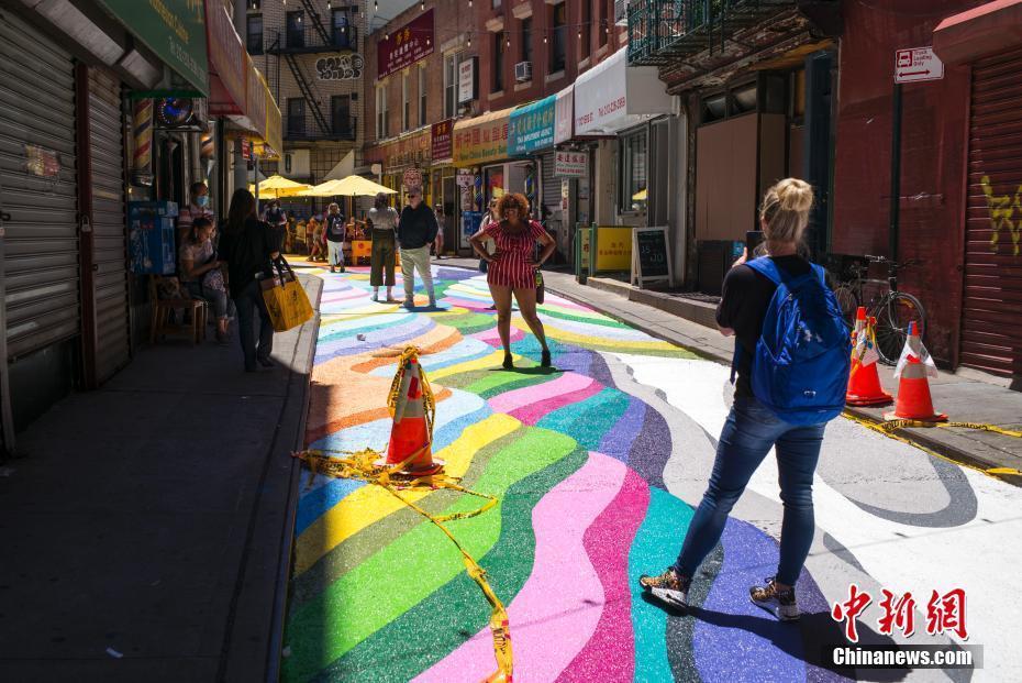 美国纽约唐人街彩绘路面吸引游客