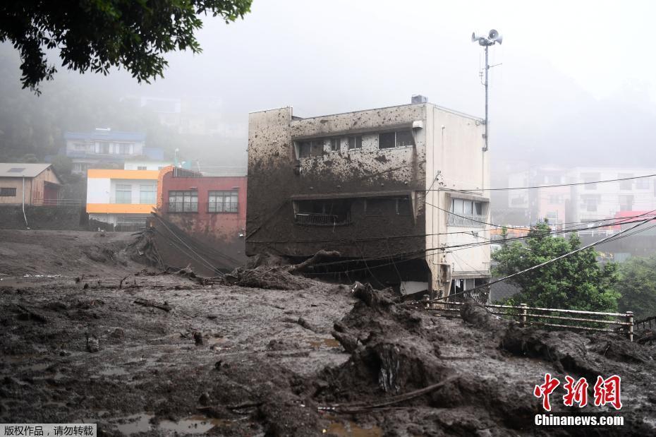 日本靜岡縣泥石流搜救持續(xù) 街頭一片狼藉