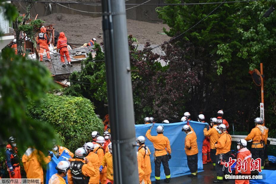 日本靜岡縣泥石流搜救持續(xù) 街頭一片狼藉