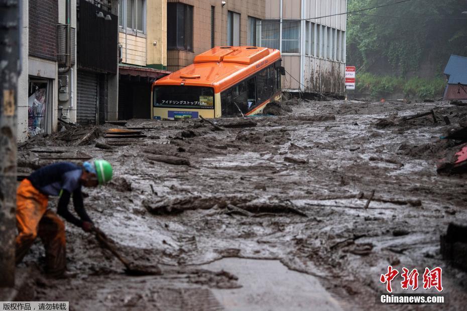 日本靜岡縣泥石流搜救持續(xù) 街頭一片狼藉