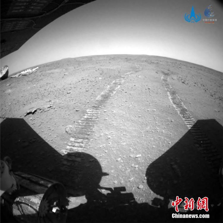 “祝融號”火星車累計行駛450米 路過天問一號降落傘與背罩組合體附近