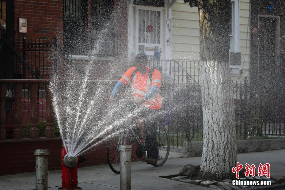 紐約部分消防栓噴水為市民消暑