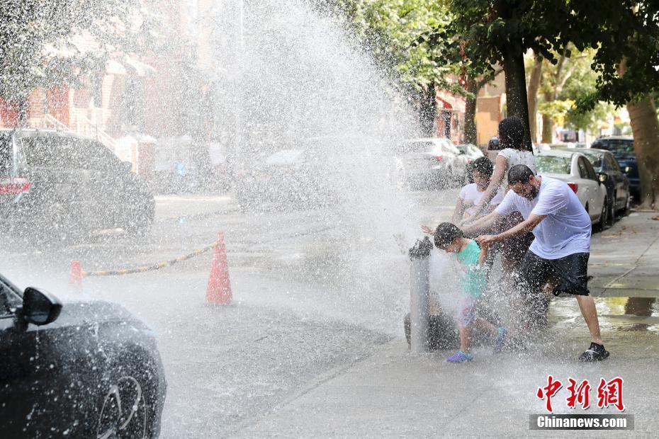 紐約部分消防栓噴水為市民消暑