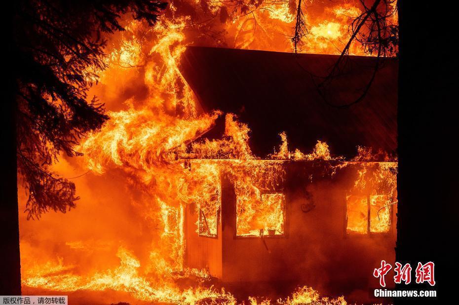 美国加州山火持续 大火吞噬居民房屋
