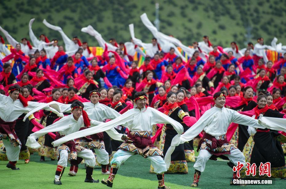 西藏嘉黎：草原上的赛马盛会启幕
