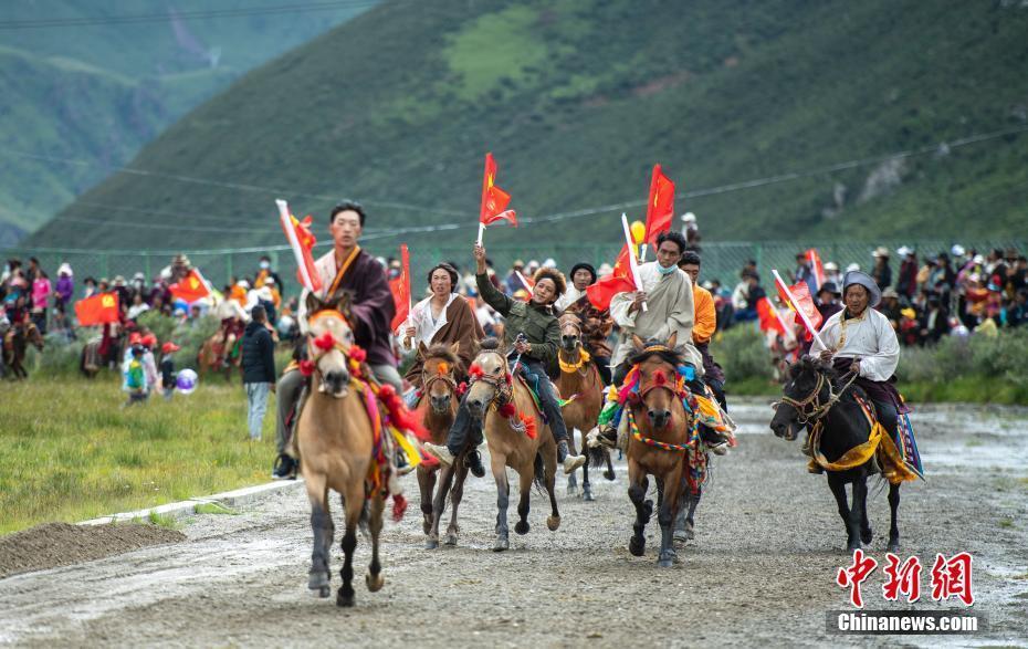西藏嘉黎：草原上的赛马盛会启幕
