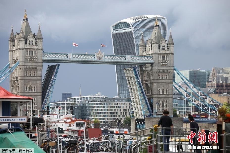 英國倫敦塔橋因故障無法閉合 阻斷行人車輛通行道路
