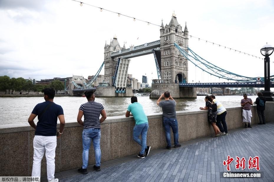 英國(guó)倫敦塔橋因故障無(wú)法閉合 阻斷行人車輛通行道路