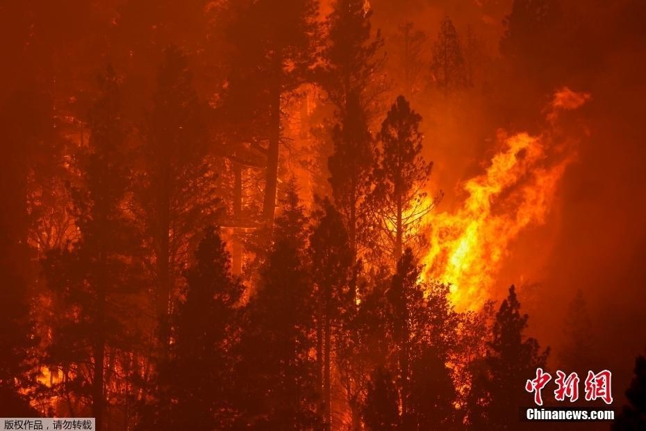 美國加州山火肆虐 火光映紅天空