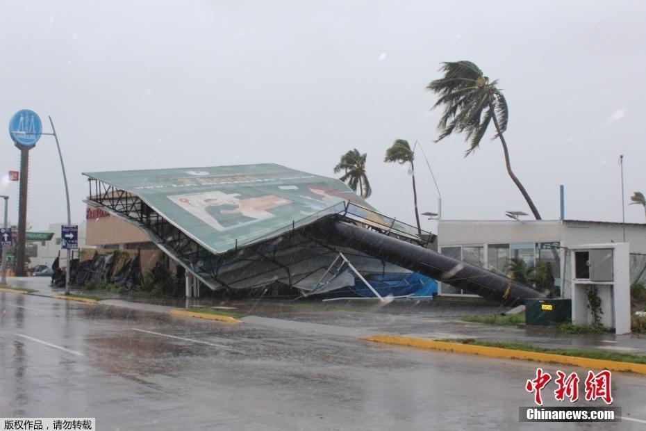 颶風“諾拉”來襲 墨西哥街頭廣告牌被吹翻