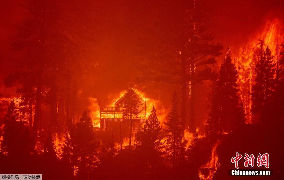 美国加州大火肆虐 房屋被火海吞噬