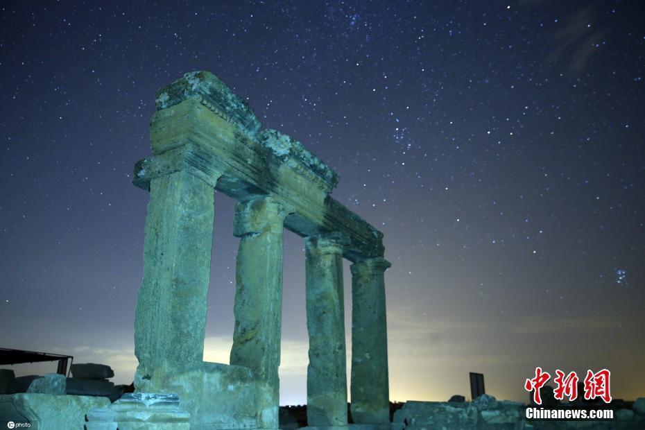 土耳其夜晚繁星闪烁 古城遗址被照亮美如画