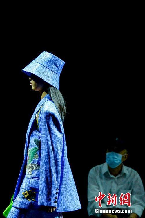 中国国际时装周：设计师郑伟携复古宫廷元素时装传达时尚中国文化