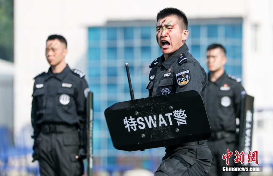 北京反恐特警举行实战技能展示