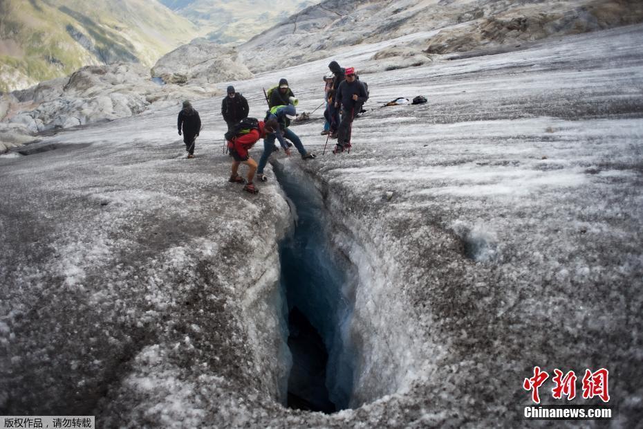法國冰川學者考察比利牛斯山脈最大冰川 30年后或消失