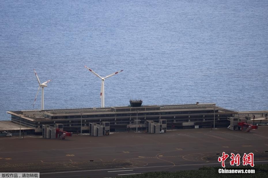 西班牙拉帕爾馬島火山錐破裂 機(jī)場因火山灰堆積處于癱瘓狀態(tài)