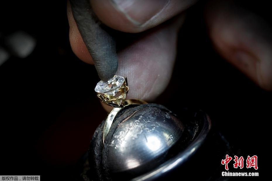 美國紐約一珠寶設計廠生產出以太鉆石 由二氧化碳制成