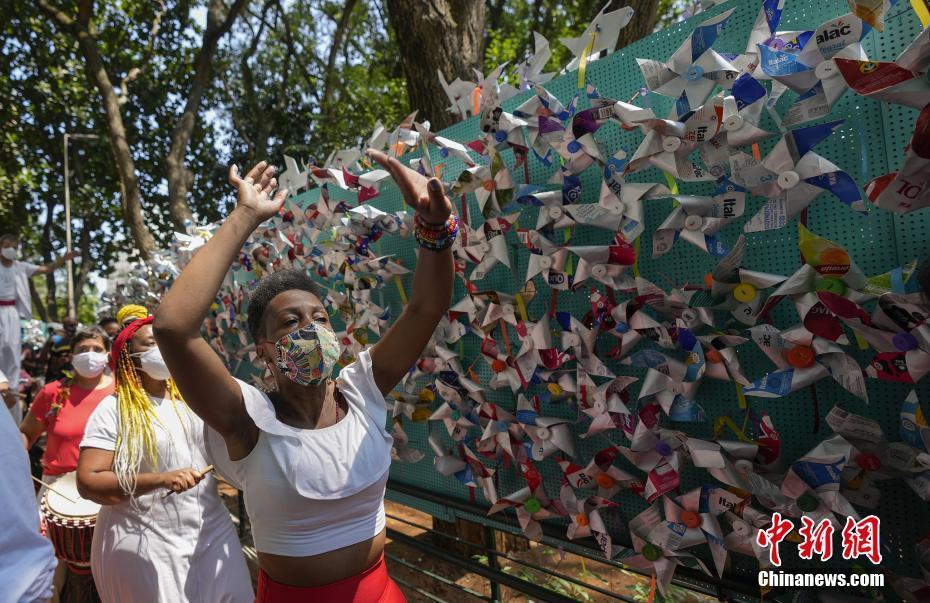 巴西新冠死亡人數接近60萬 路邊掛滿風車悼念