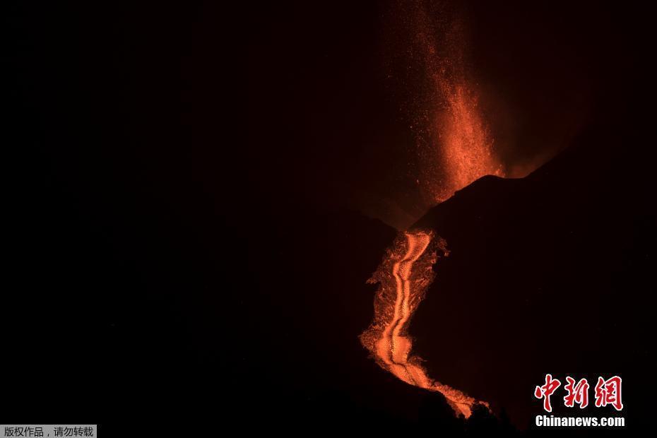 西班牙拉帕尔马岛火山持续喷发 熔岩摧毁大片土地
