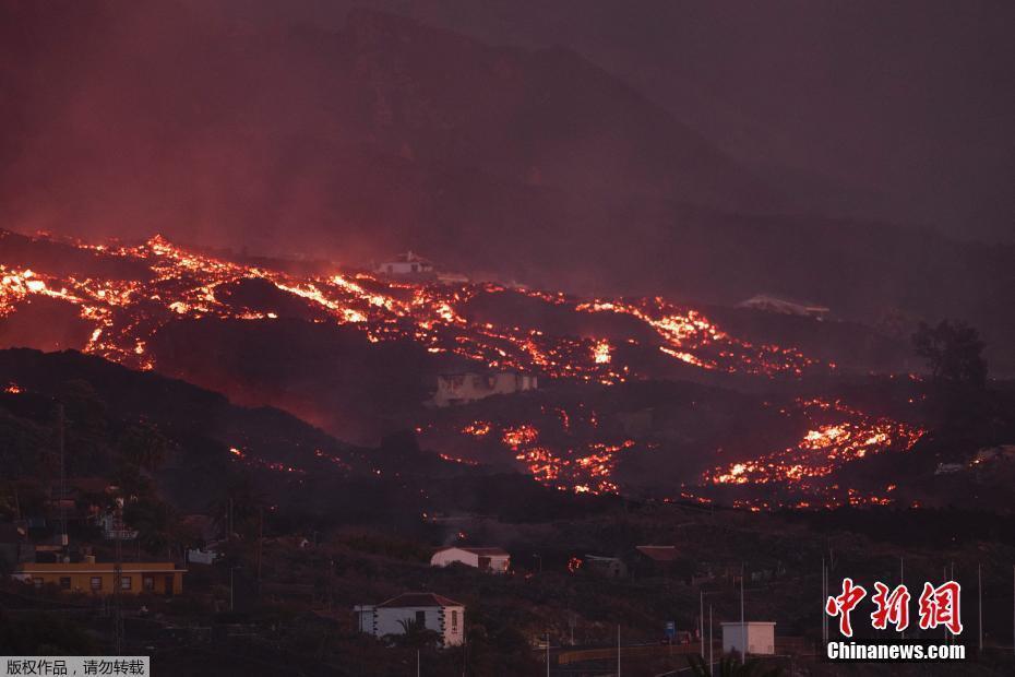 西班牙拉帕尔马岛火山持续喷发 熔岩摧毁大片土地