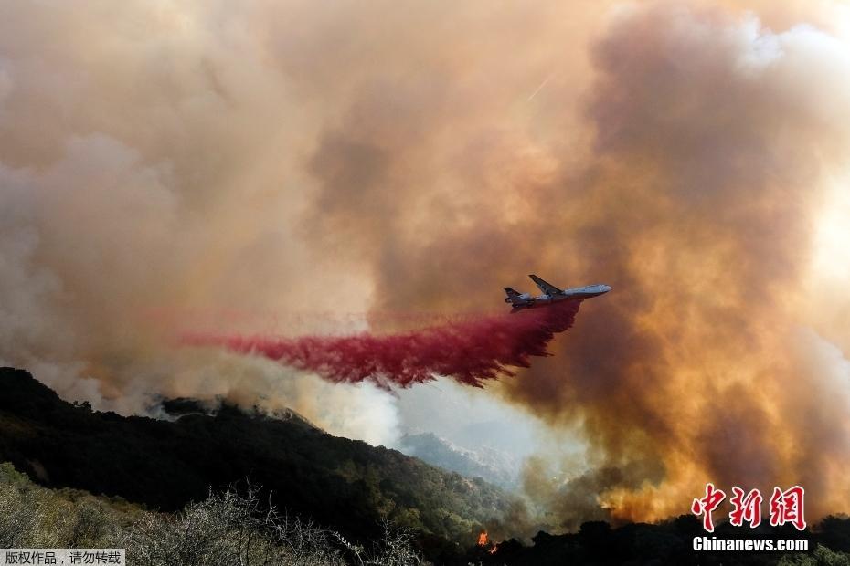 美国加州山火持续蔓延逼近居民区 附近民众开始疏散