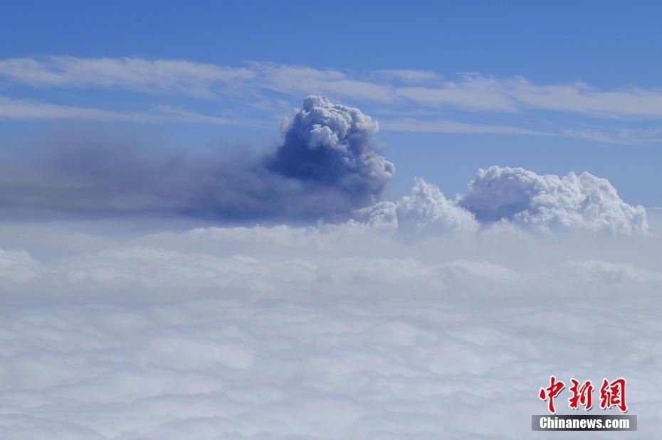 西班牙火山浓烟升腾 高度超过2400米天文观景台