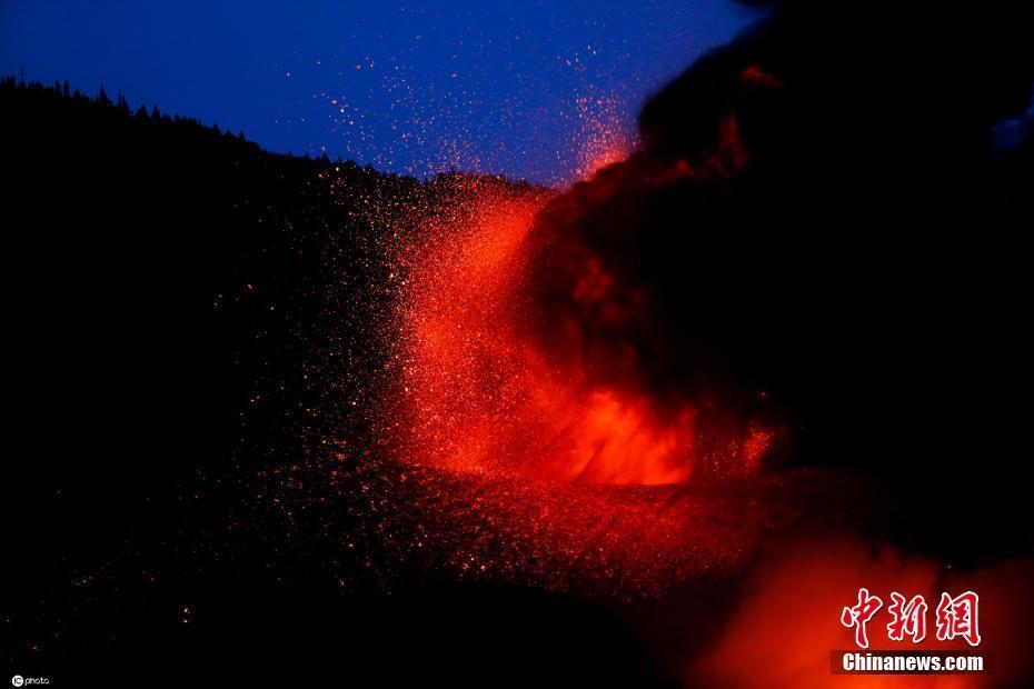 西班牙拉帕尔马火山持续喷发 主椎体北部熔岩流接近海岸