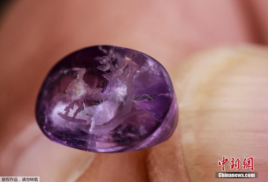 以色列考古學家在耶路撒冷發掘一枚距今約2千年歷史的紫水晶