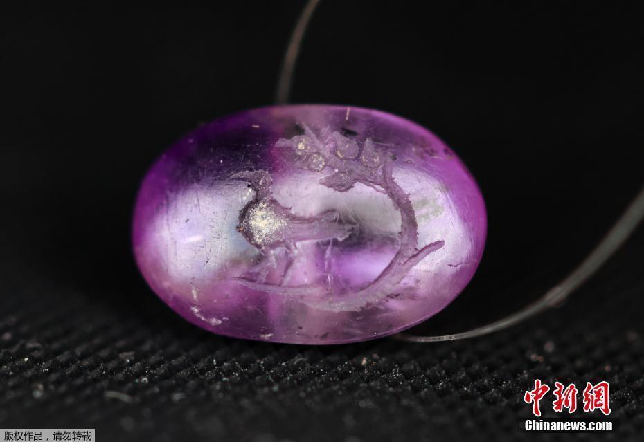 以色列考古学家在耶路撒冷发掘一枚距今约2千年历史的紫水晶