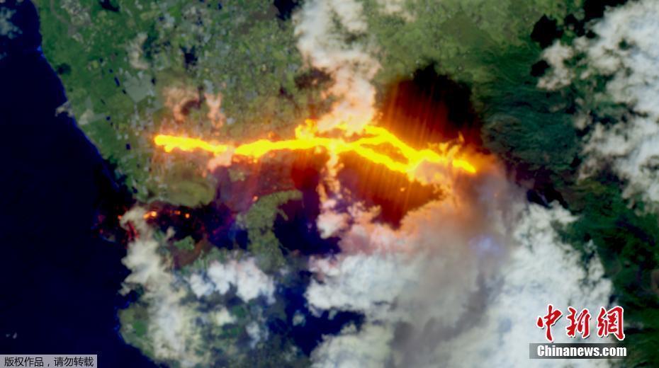 卫星俯瞰西班牙火山喷发 金色“洪流”奔腾入海