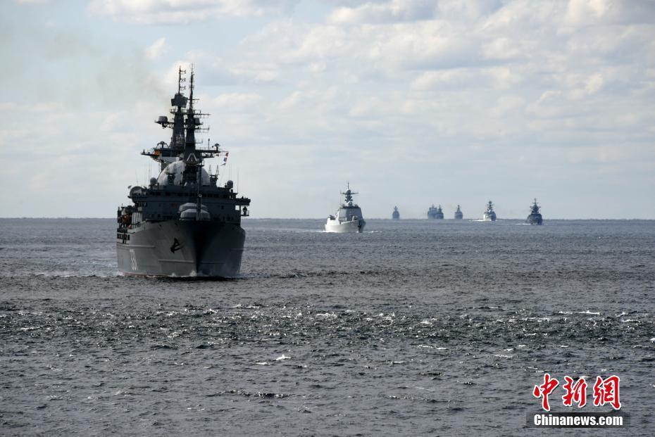 中俄艦艇混合編隊穿越津輕海峽