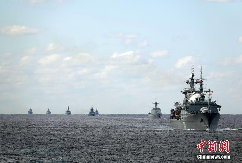 中俄舰艇混合编队穿越津轻海峡