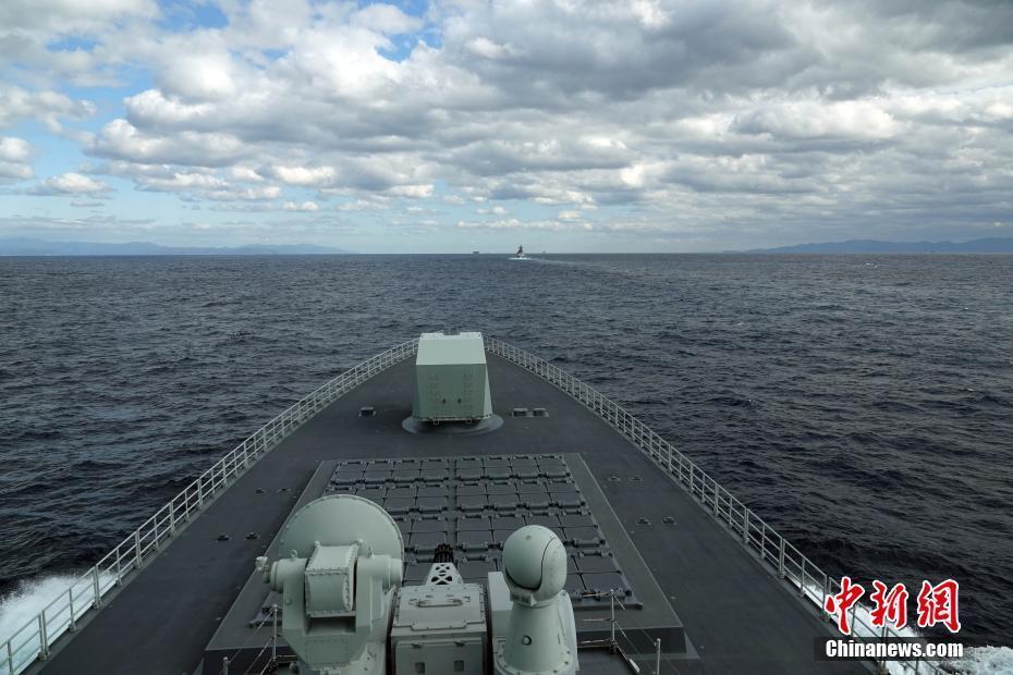 中俄舰艇混合编队穿越津轻海峡