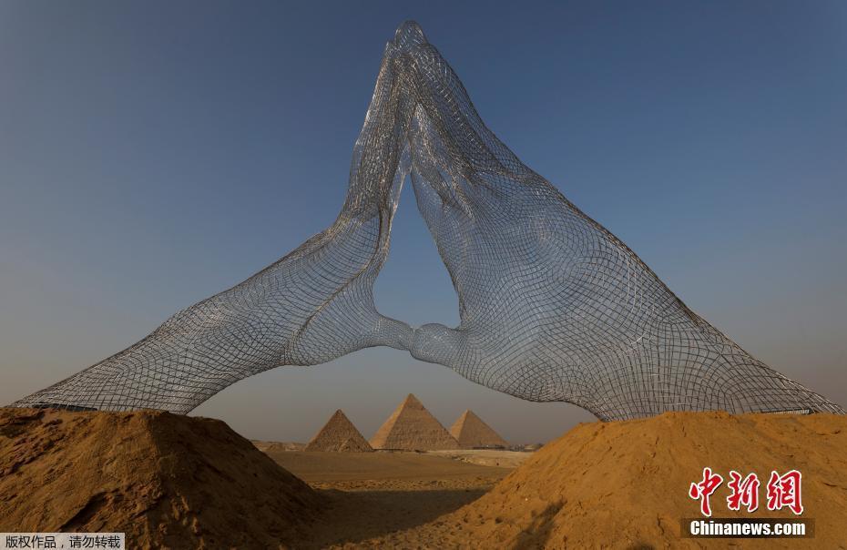 藝術與沙漠景觀和諧并存！埃及吉薩金字塔舉辦當代藝術展