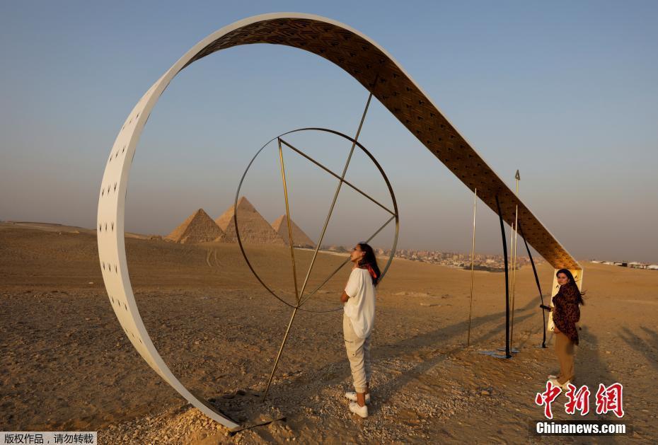 艺术与沙漠景观和谐并存！埃及吉萨金字塔举办当代艺术展