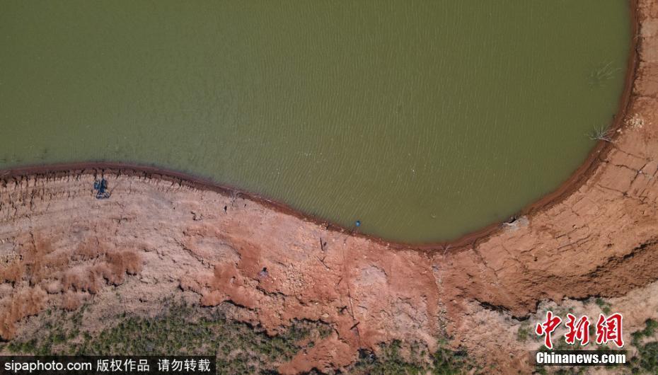 巴西圣保罗最大水库因干旱水量不足30% 部分区域干涸见底