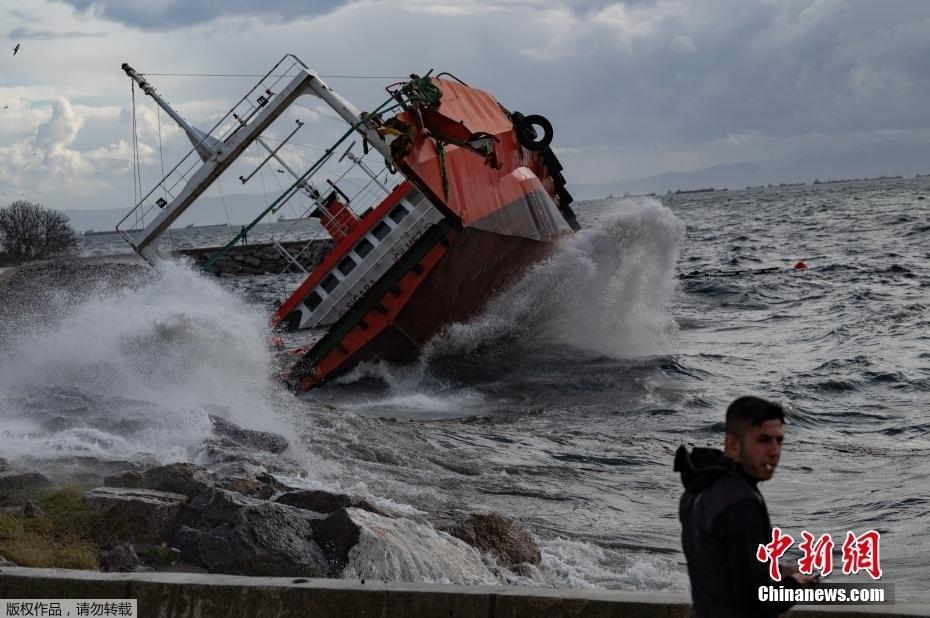 强风袭击土耳其伊斯坦布尔 海浪翻涌船只撞岸
