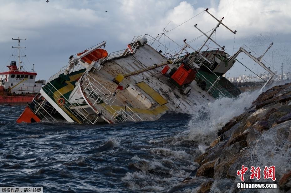 强风袭击土耳其伊斯坦布尔 海浪翻涌船只撞岸