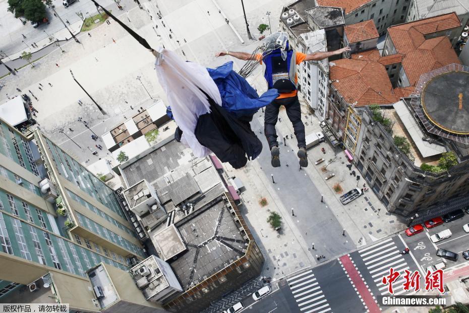 肾上腺素飙升！巴西圣保罗举行低空跳伞挑战赛