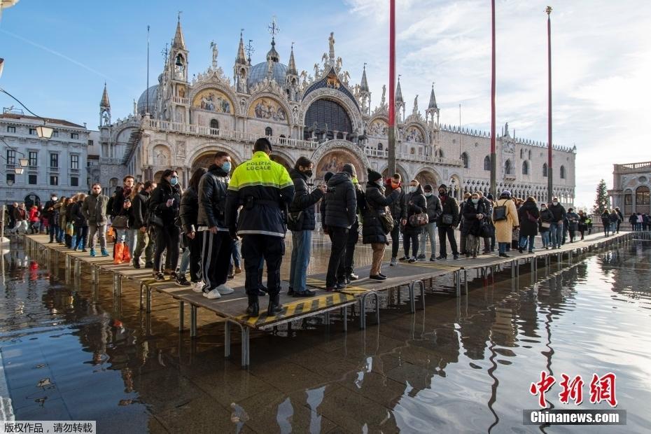 意大利威尼斯被海潮淹没 圣马可广场架起栈桥以便通行