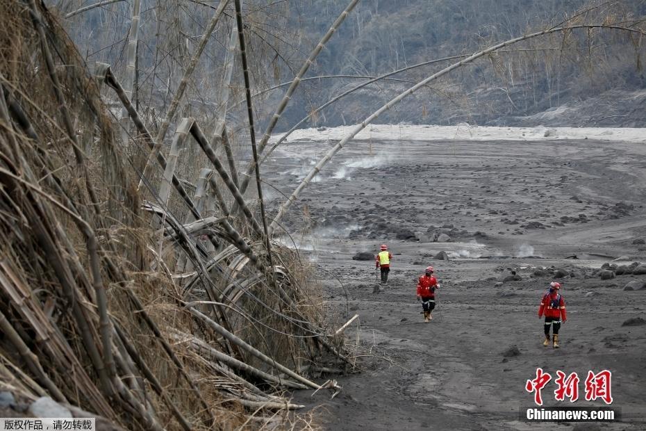 印尼救援队在火山灰中艰难寻找遇难者