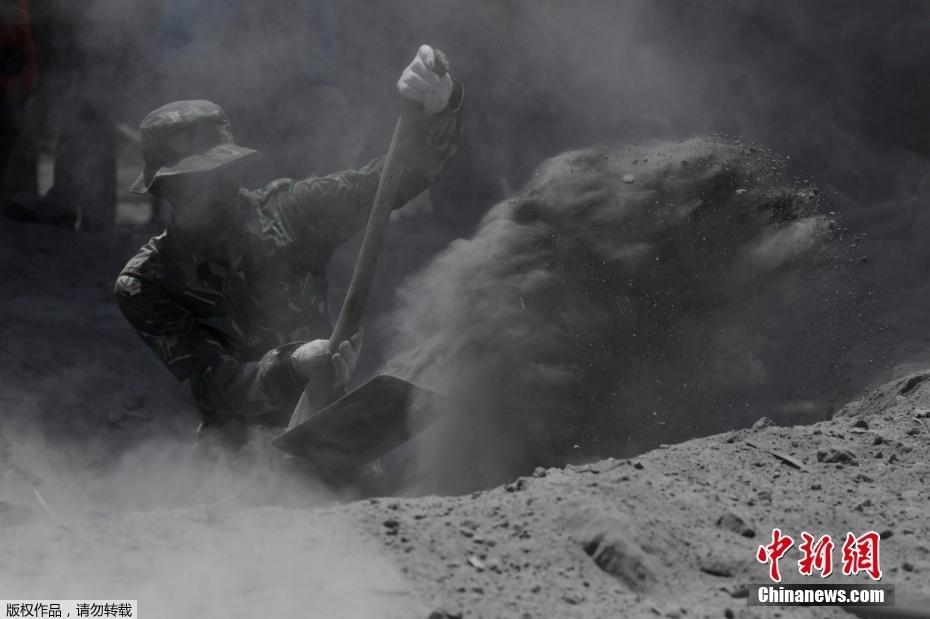 印尼救援隊在火山灰中艱難尋找遇難者