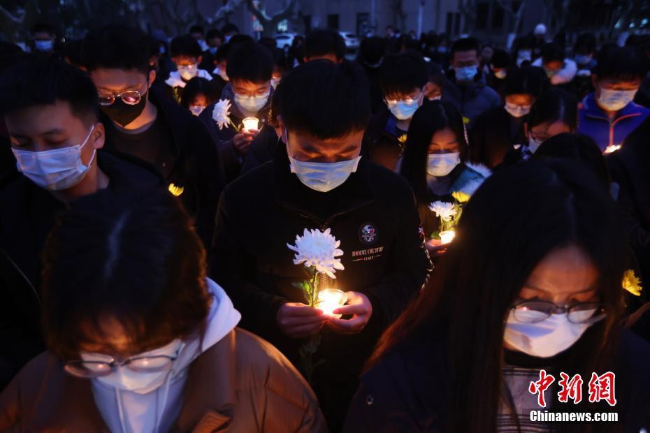 南京高校師生點亮燭光銘記歷史祈愿和平