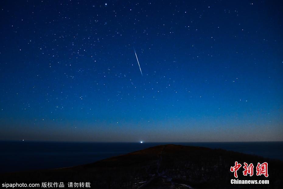 俄羅斯諾維克灣：雙子座流星雨綻放靜謐夜空