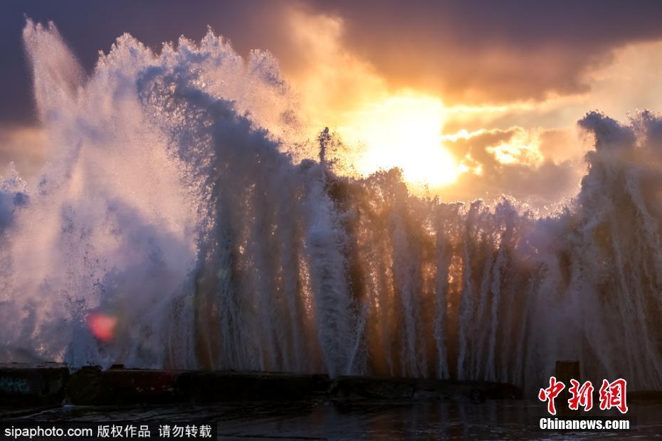 俄羅斯黑海海岸狂風(fēng)掀起巨浪 場(chǎng)面震撼